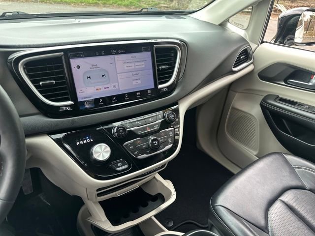 Used 2024 Chrysler Pacifica Touring-L image 34