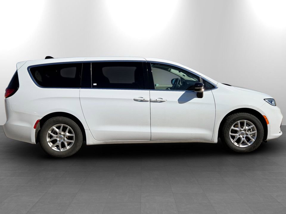 Used 2024 Chrysler Pacifica Touring-L image 5