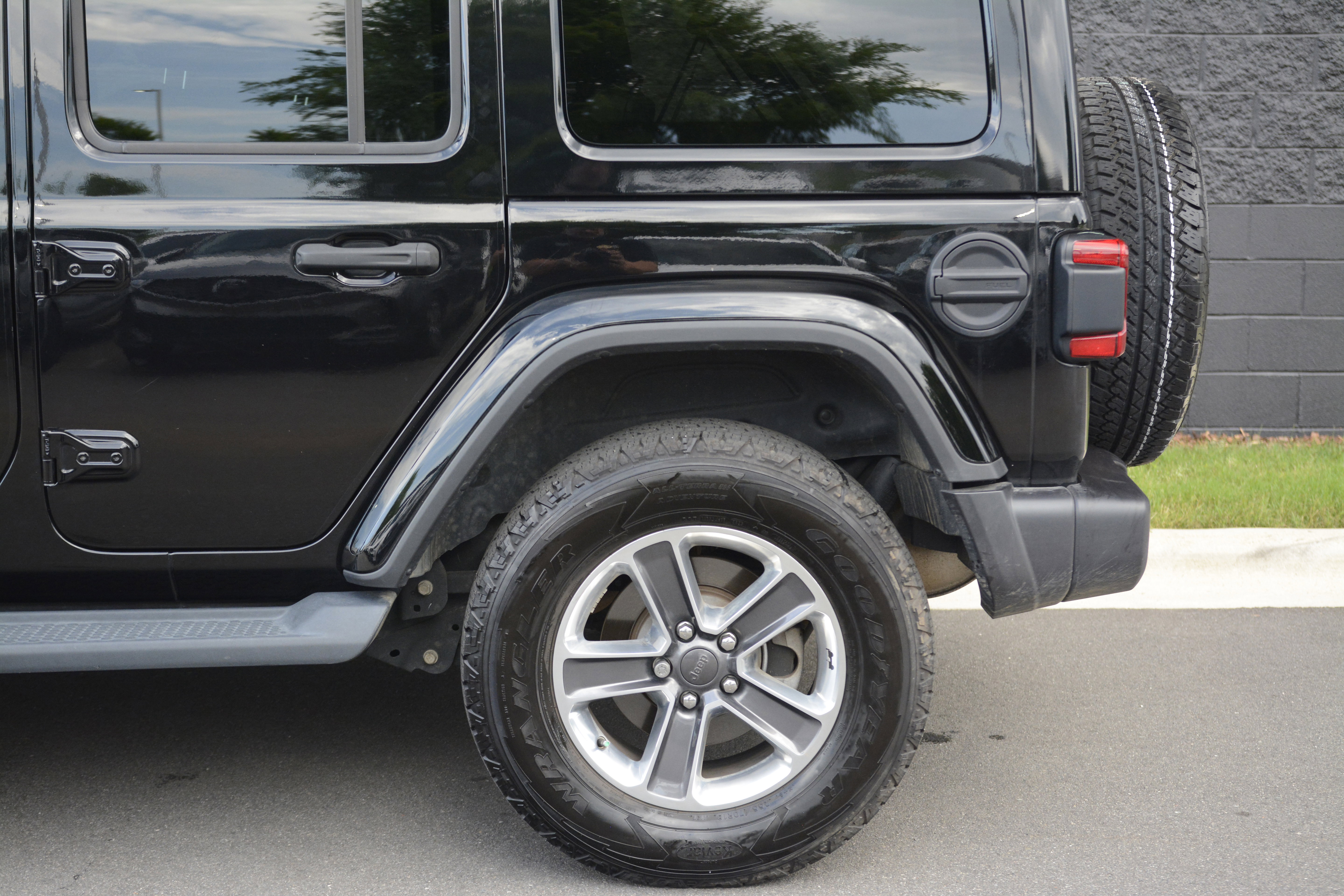 Used 2020 Jeep Wrangler Unlimited Sahara AWD/4WD image 37