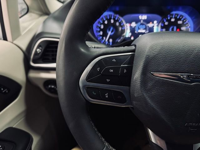 Certified 2024 Chrysler Pacifica Touring-L image 30
