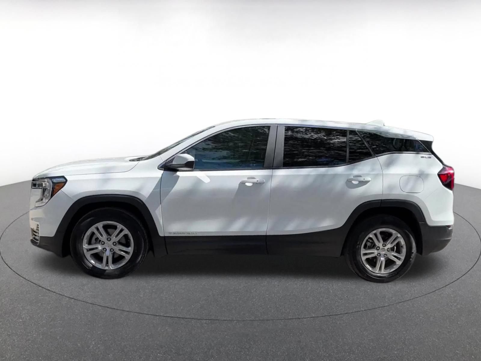 Used 2024 GMC Terrain SLE FWD image 12