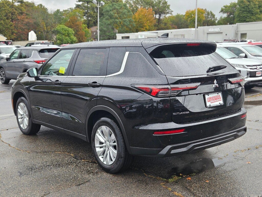 New 2025 Mitsubishi Outlander ES image 3