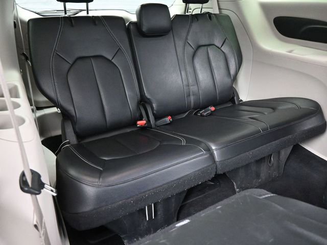 Used 2022 Chrysler Pacifica Touring-L image 16