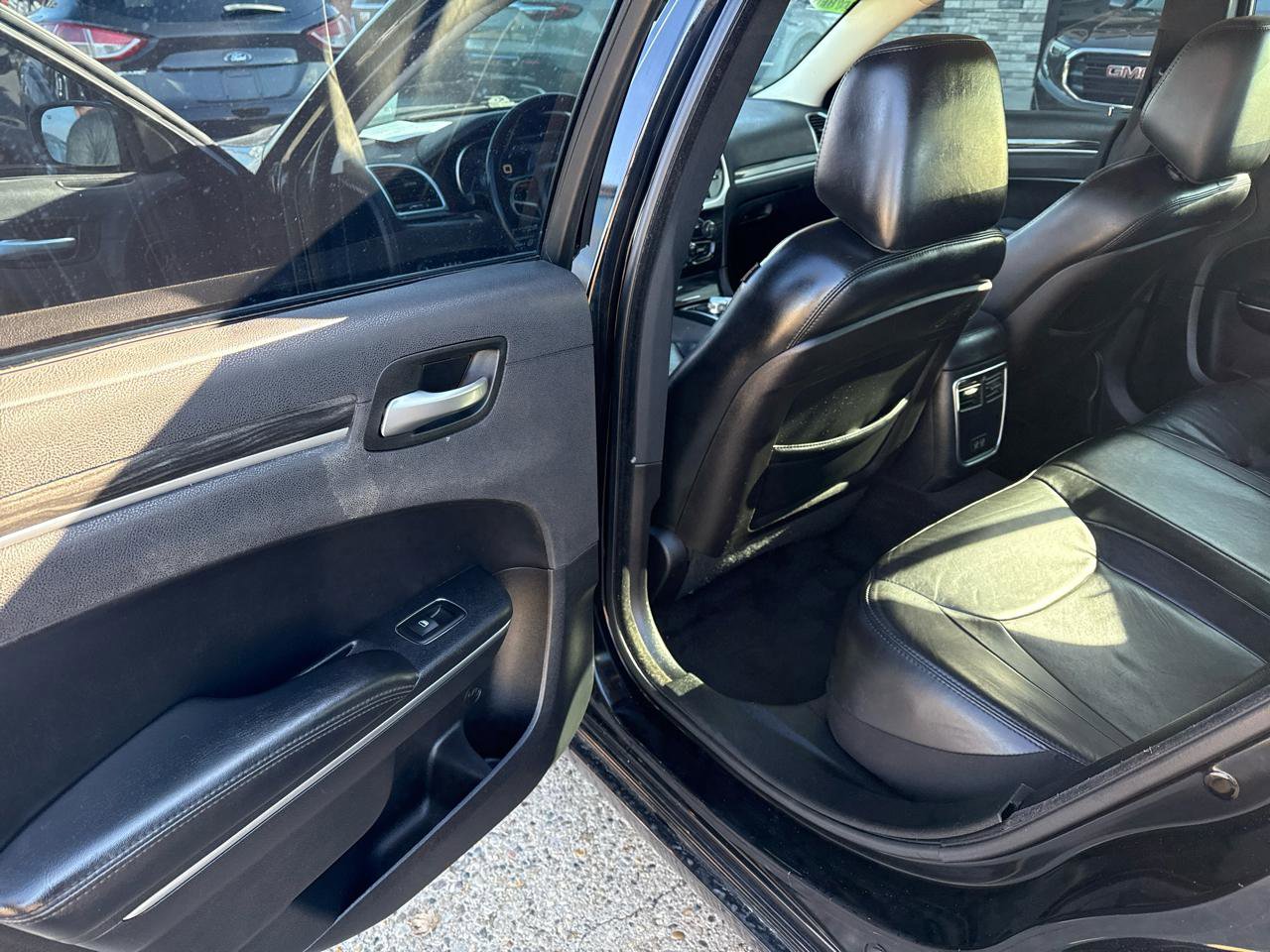 Used 2017 Chrysler 300 Limited RWD image 11