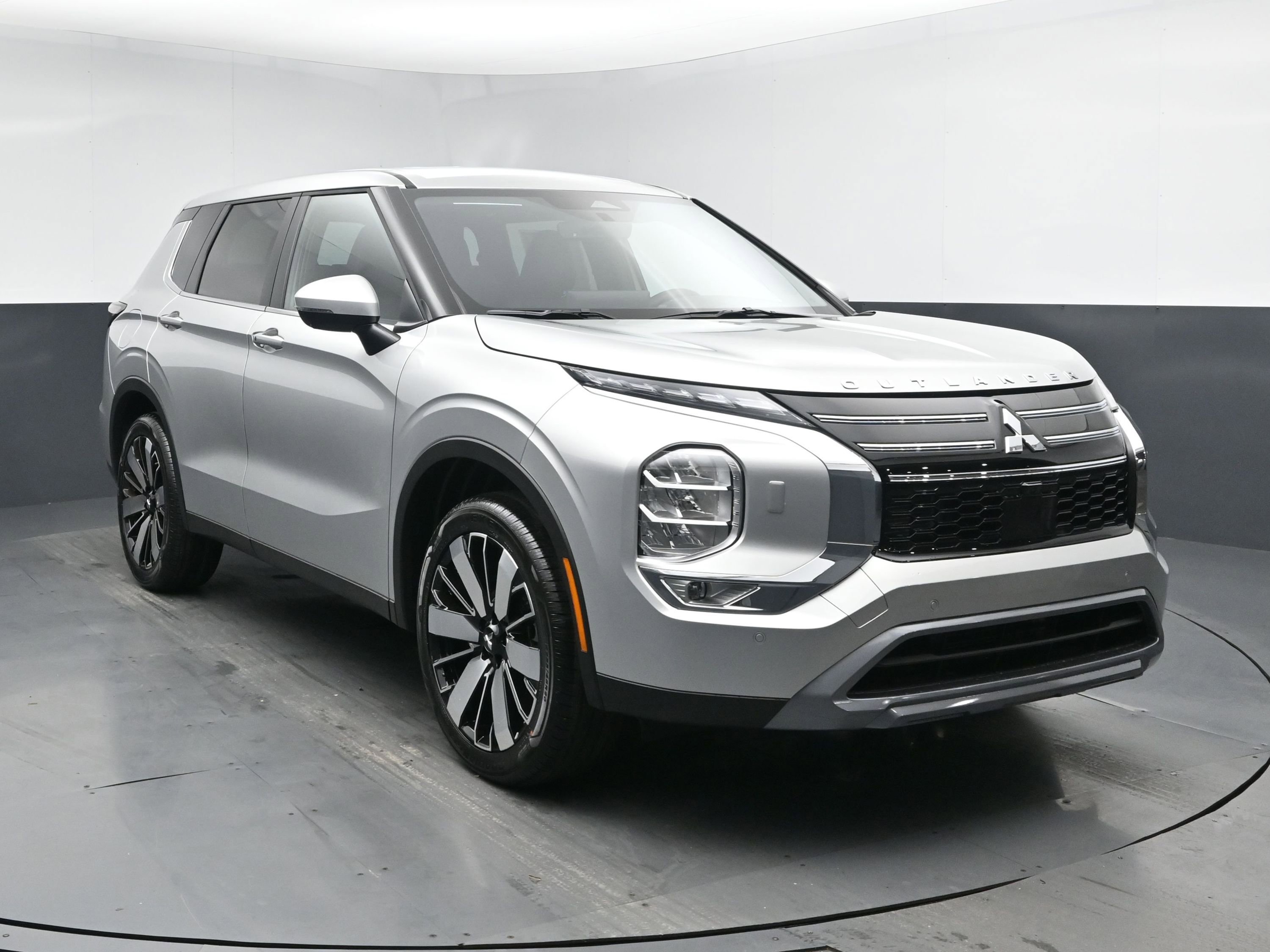 New 2026 Mitsubishi Outlander SE image 2