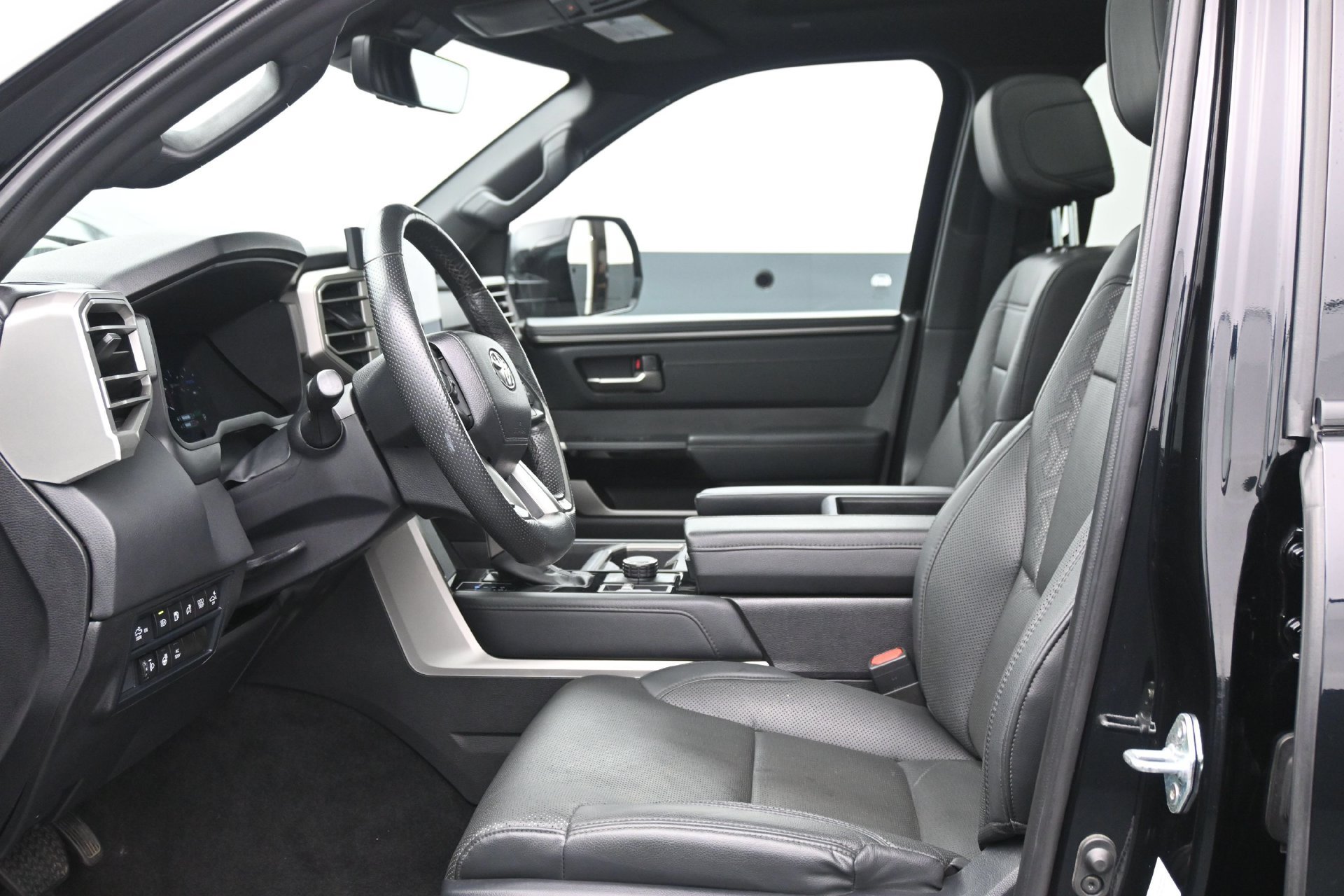 Used 2025 Toyota Tundra Limited AWD/4WD image 19