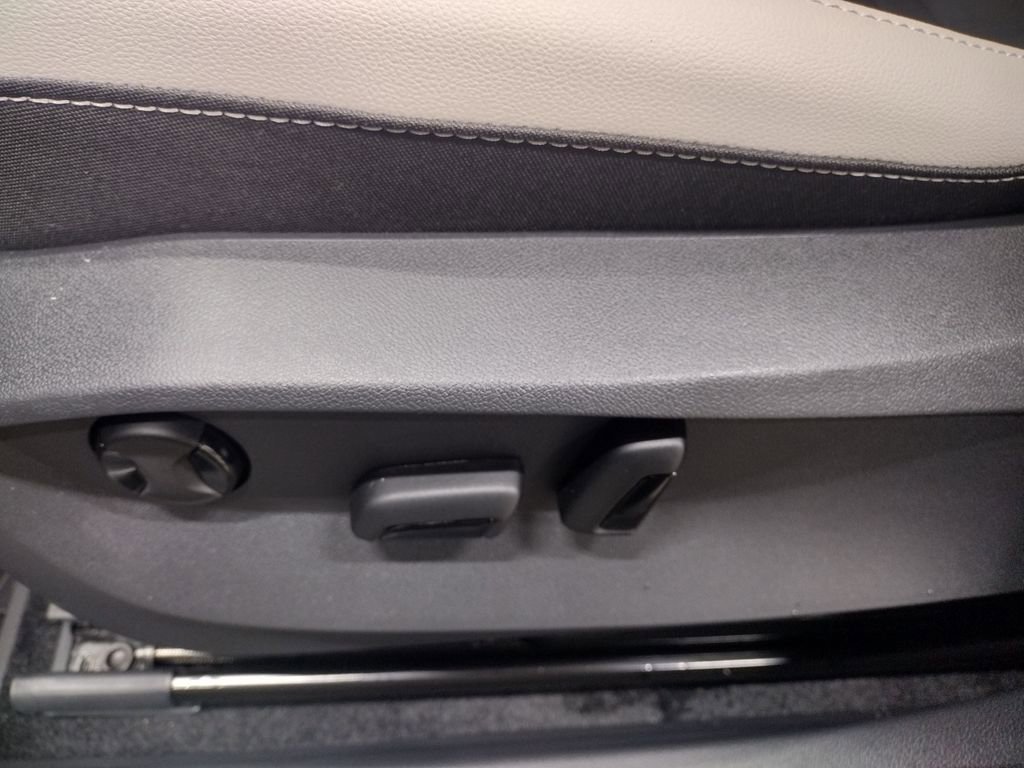 New 2025 Volkswagen Taos SE image 21