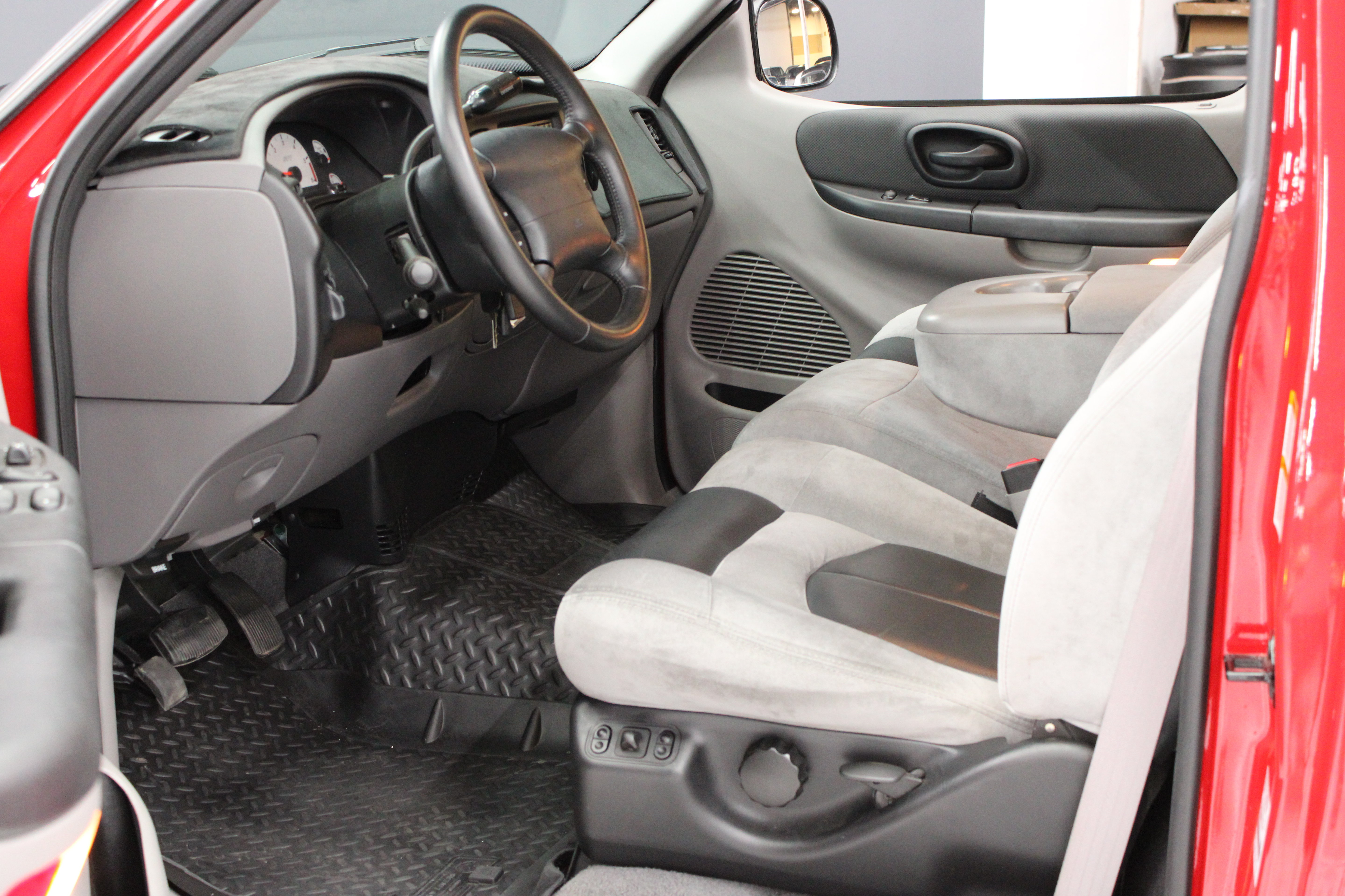 Used 1999 Ford F150 Lightning RWD image 3