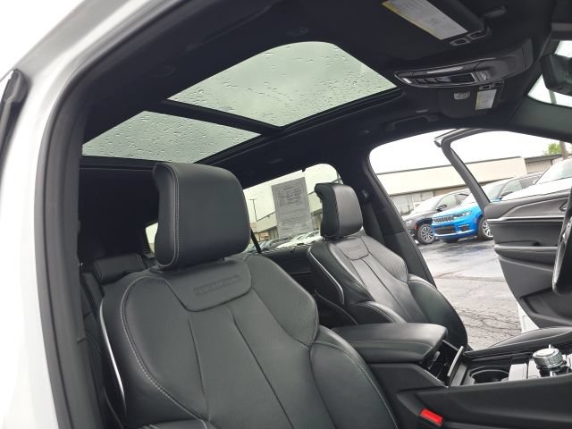 Used 2025 Jeep Grand Cherokee L Overland w/ Advanced Protech Group III AWD/4WD image 48