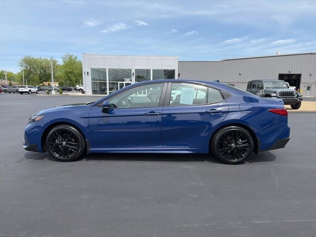 Used 2025 Toyota Camry SE FWD image 4