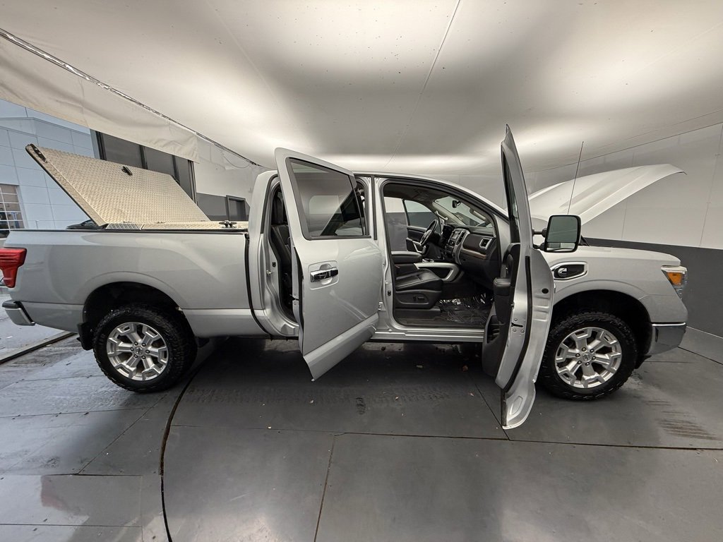 Used 2017 Nissan Titan SL image 19