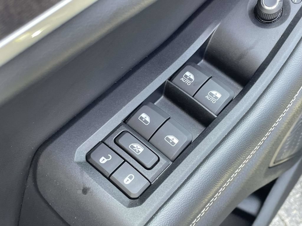 Used 2023 Jeep Grand Cherokee Limited w/ Black Appearance Package AWD/4WD image 26