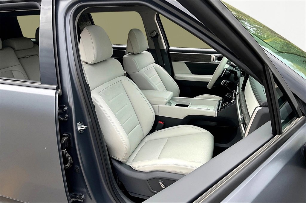 Used 2025 Hyundai Santa Fe Limited image 7