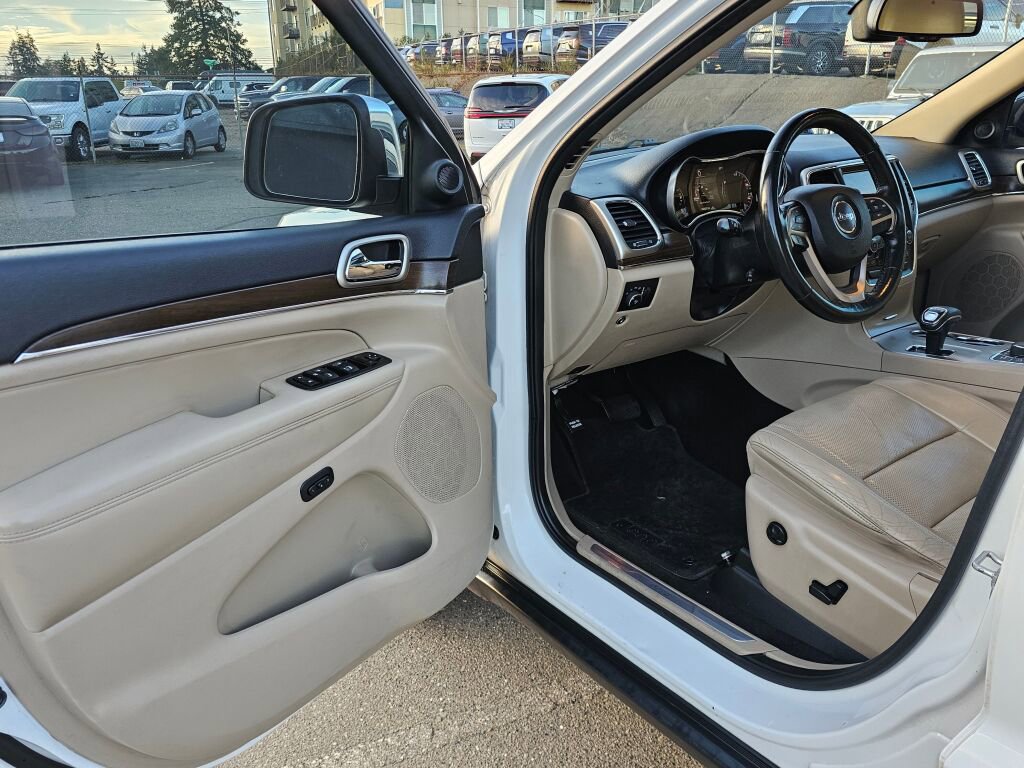 Used 2015 Jeep Grand Cherokee Limited w/ Luxury Group II image 18