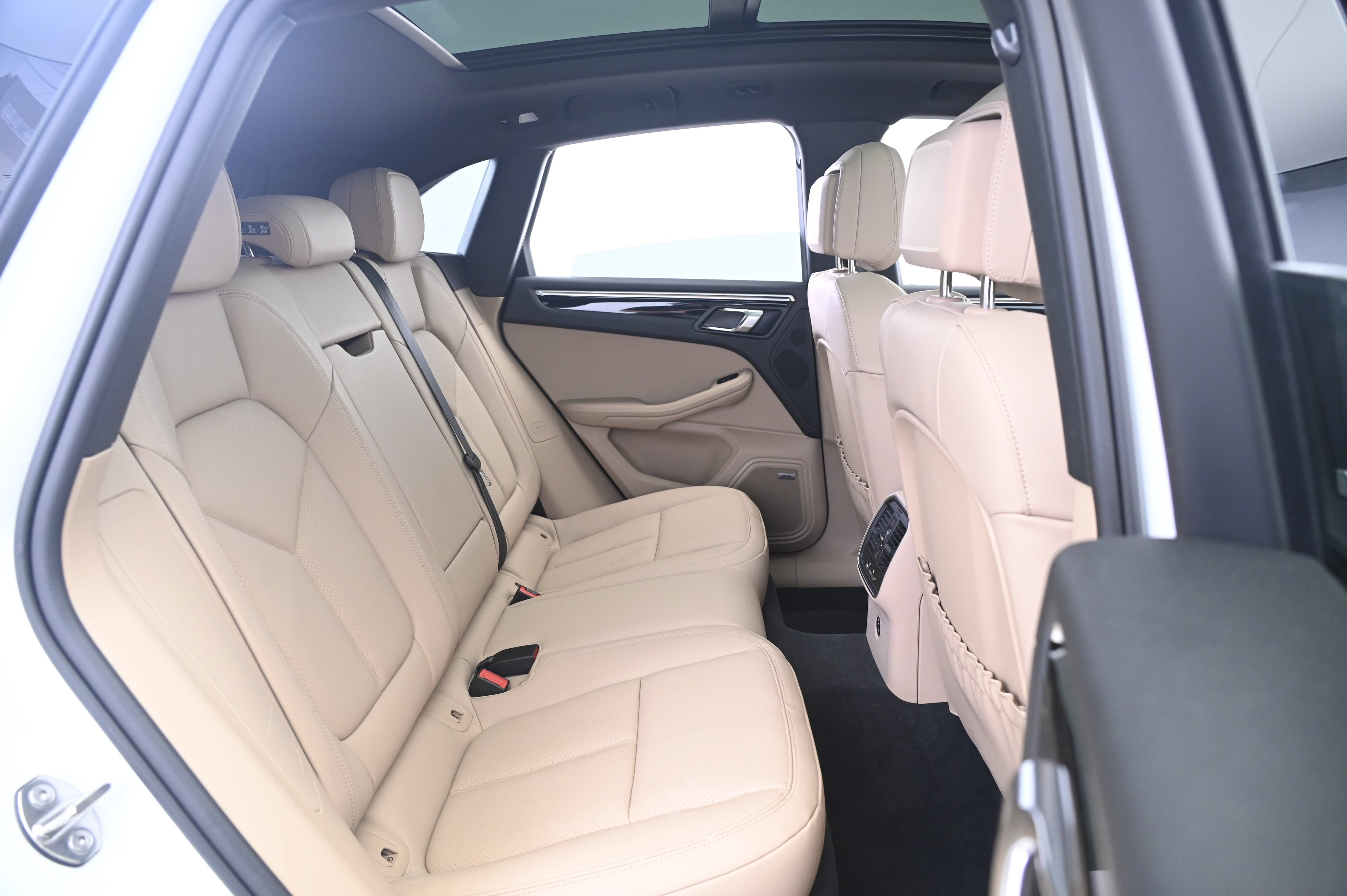 Certified 2024 Porsche Macan AWD/4WD image 18