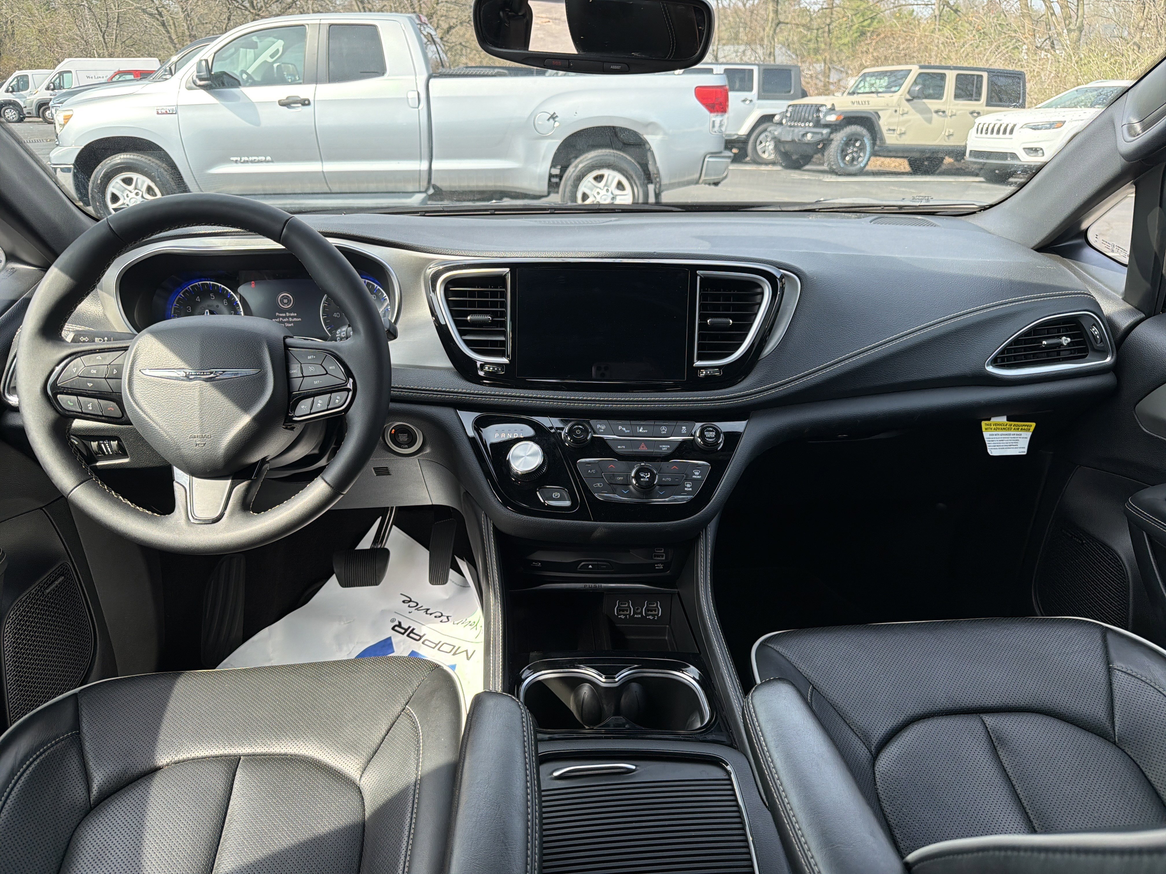 Used 2024 Chrysler Pacifica Limited w/ Uconnect Theater Family Group image 18