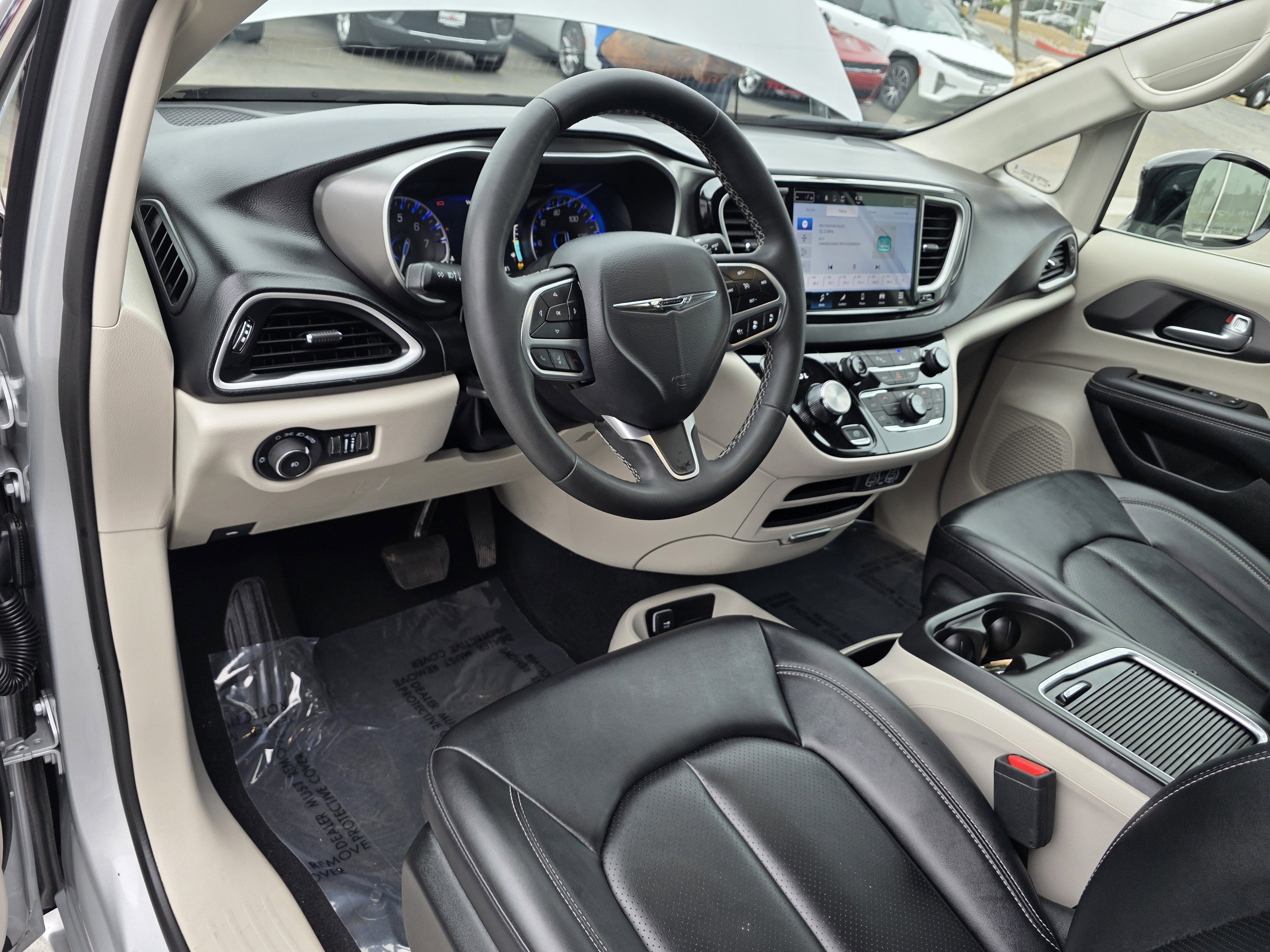 Certified 2024 Chrysler Pacifica Touring-L image 11