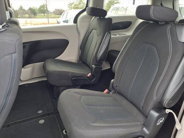 Used 2023 Chrysler Voyager LX image 23