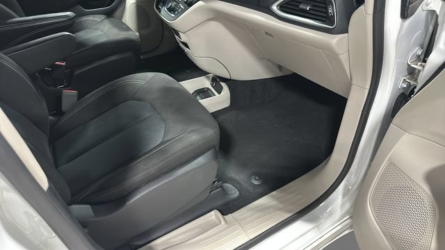 Used 2023 Chrysler Voyager LX FWD image 29