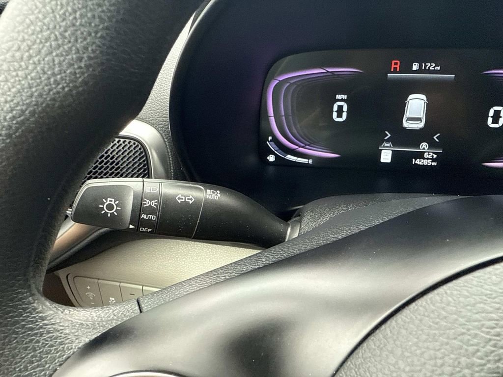 Used 2025 Kia Soul LX w/ LX Technology Package FWD image 30