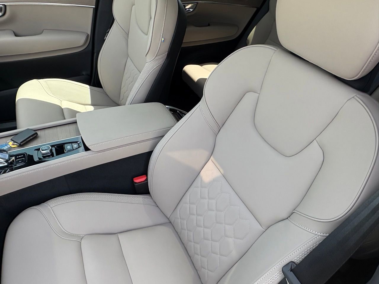 New 2026 Volvo XC90 B6 Plus w/ Protection Package Premier AWD/4WD image 17