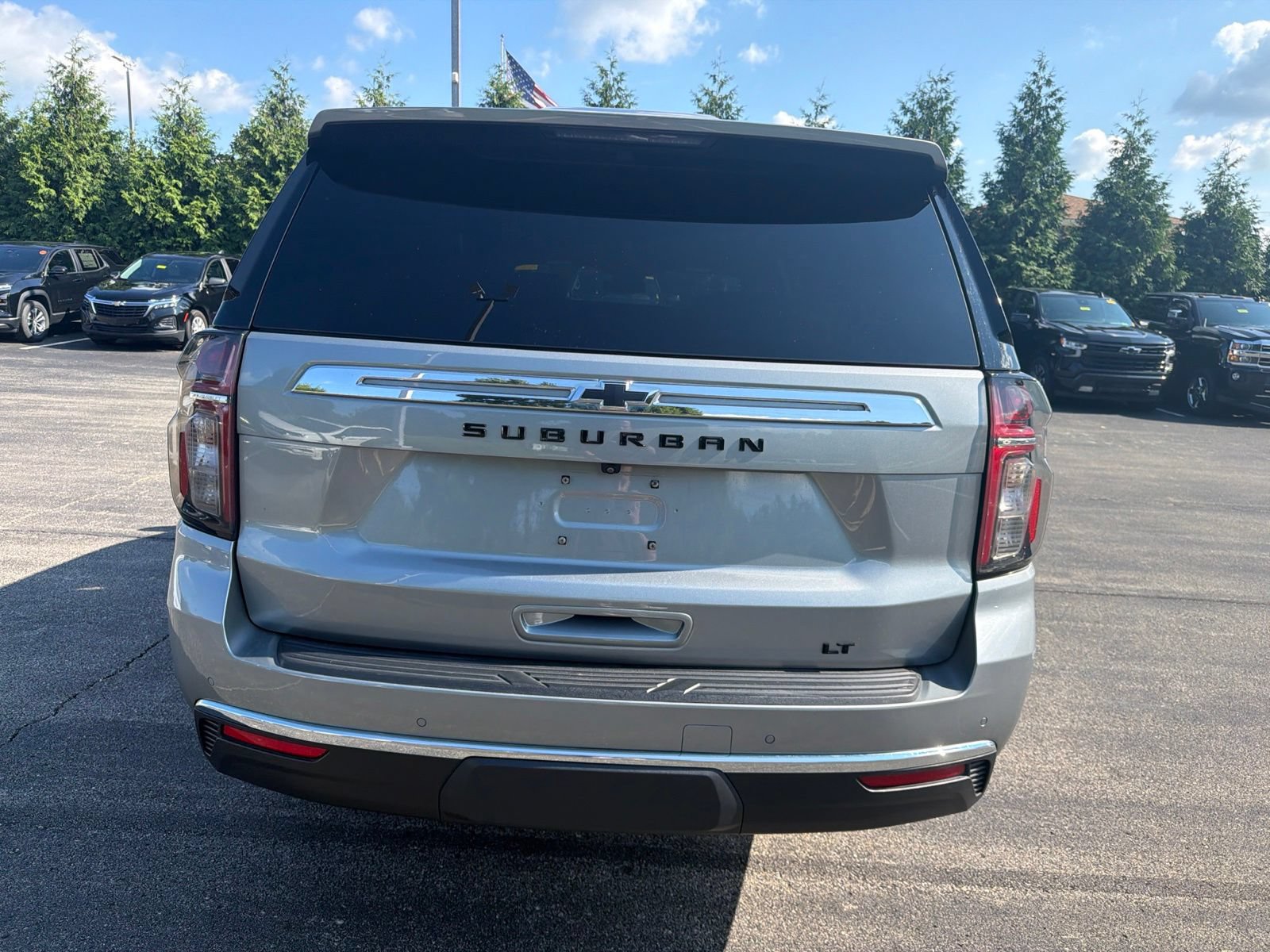 Used 2024 Chevrolet Suburban LT w/ Luxury Package AWD/4WD image 4