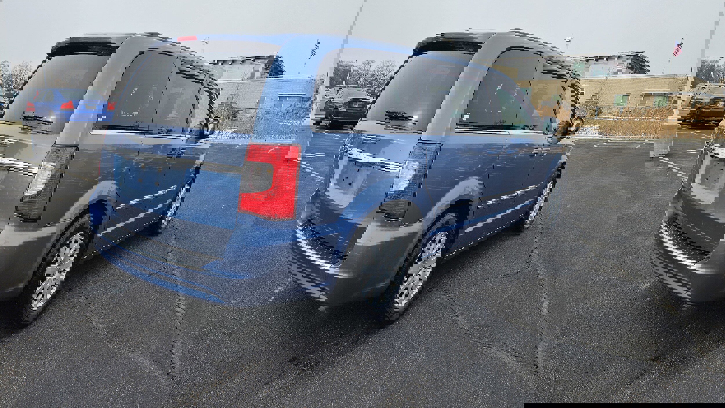 Used 2011 Chrysler Town & Country Touring-L w/ Driver Convenience Group image 4