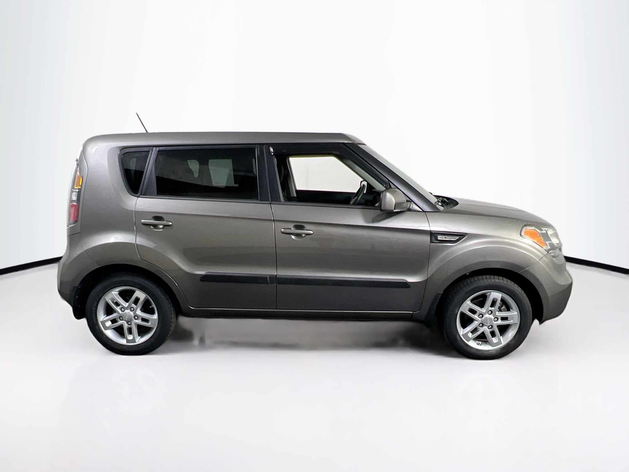 Used 2011 Kia Soul ! FWD image 4