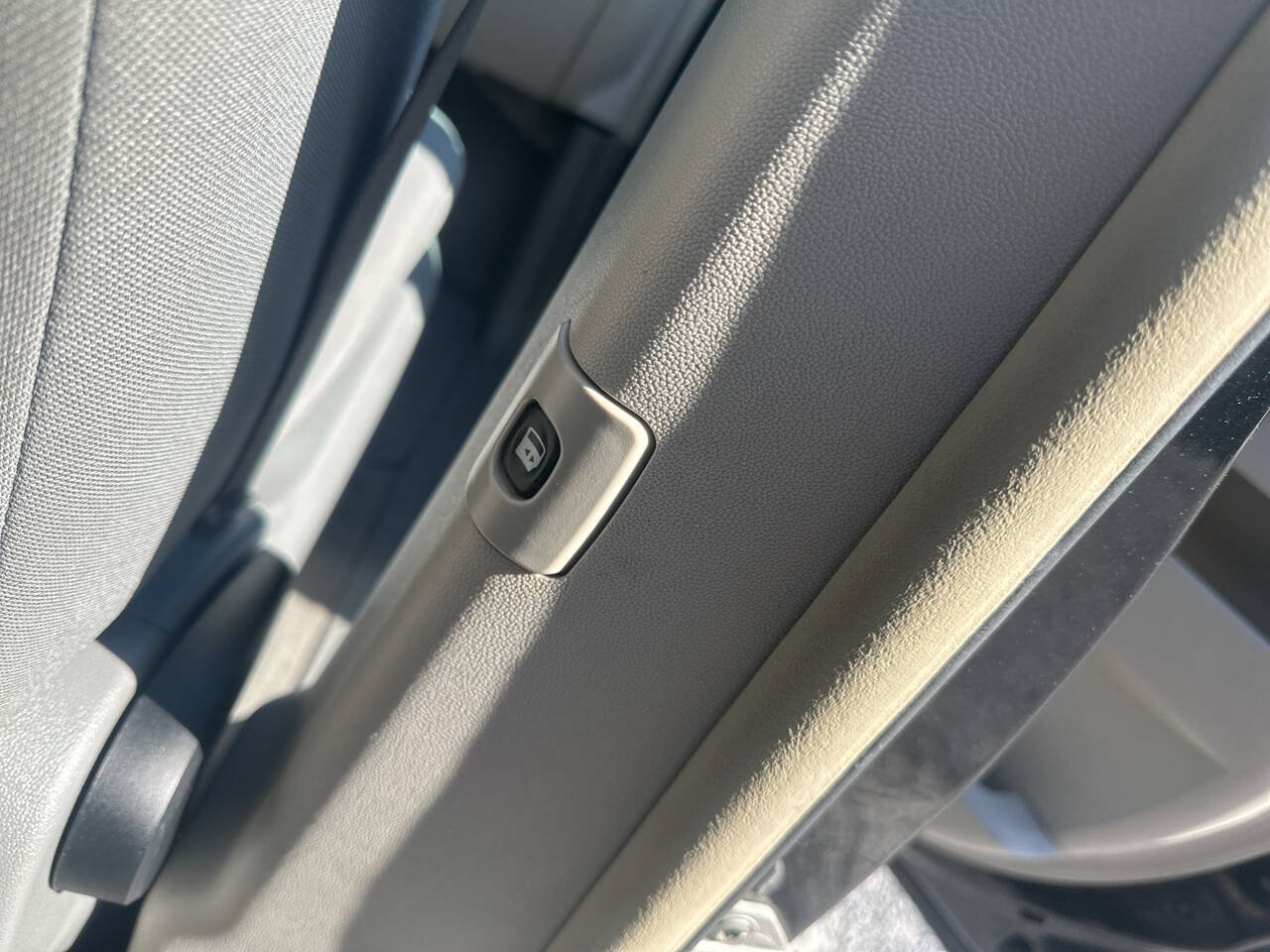 Used 2010 Chrysler Town & Country Touring FWD image 14
