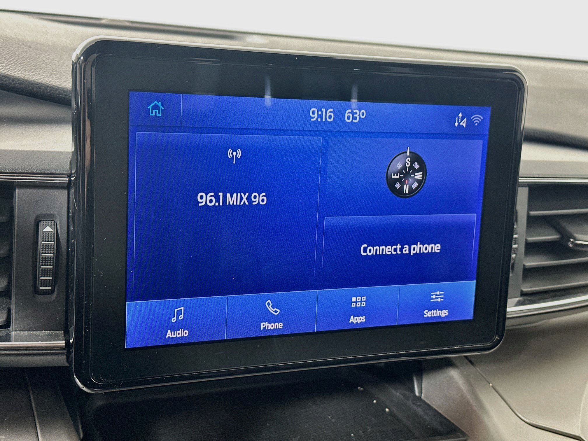 Used 2021 Ford Explorer XLT w/ Equipment Group 202A AWD/4WD image 14
