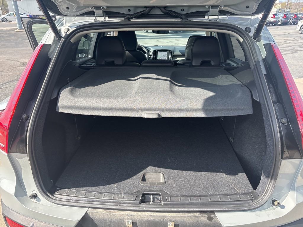 Used 2025 Volvo XC40 B5 Core image 38
