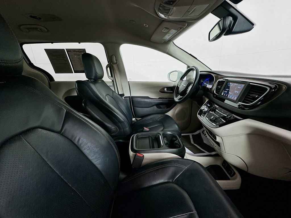 Used 2019 Chrysler Pacifica Touring-L image 29