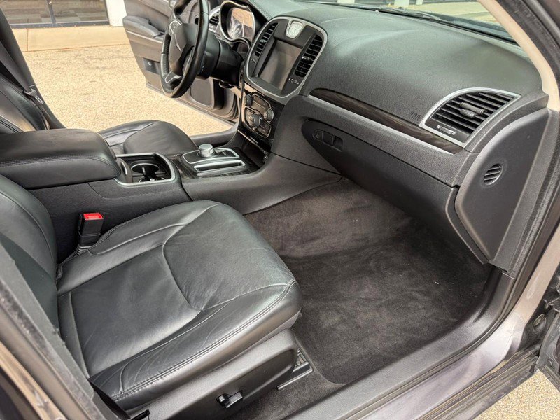 Used 2016 Chrysler 300 Limited image 17
