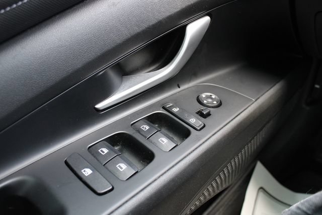 Used 2023 Hyundai Elantra Limited FWD image 8