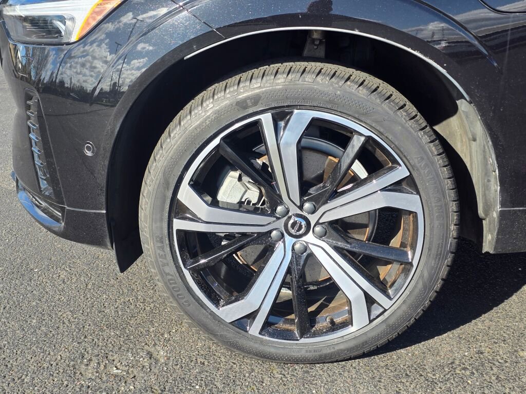 Used 2022 Volvo XC60 T8 R-Design w/ Advanced Package image 9