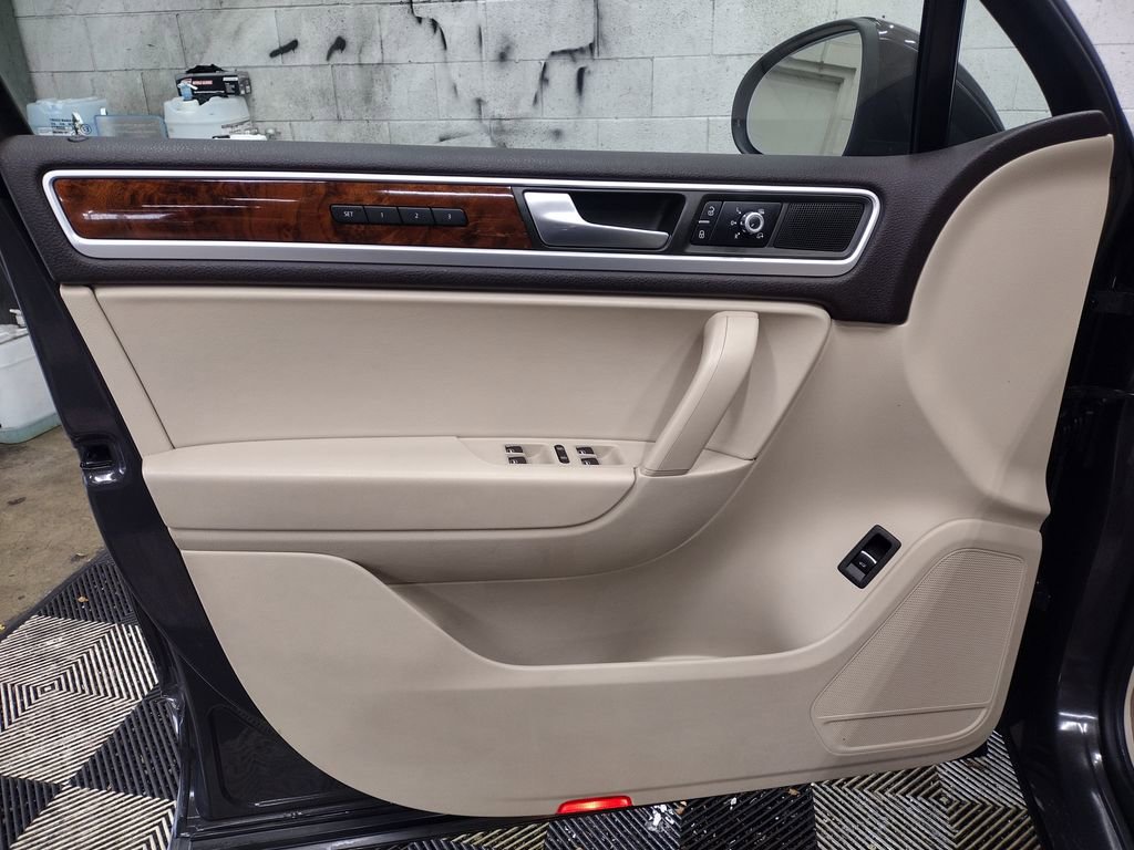 Used 2012 Volkswagen Touareg TDI image 18