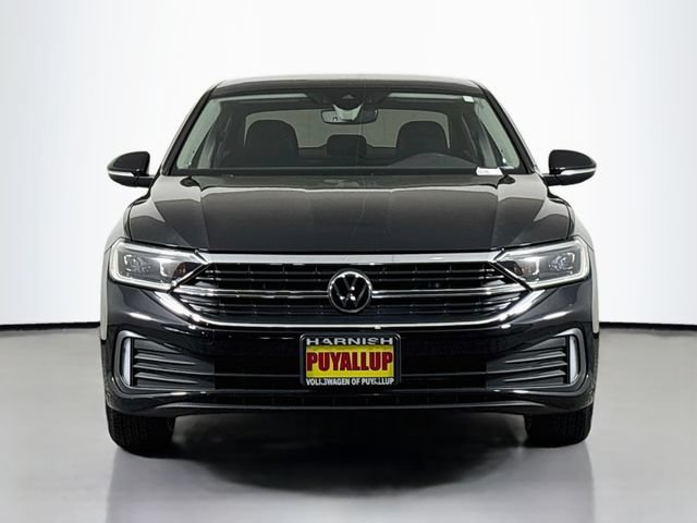 Used 2023 Volkswagen Jetta SEL FWD image 2