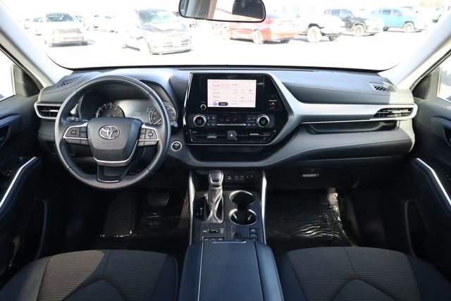 Used 2024 Toyota Highlander LE image 11