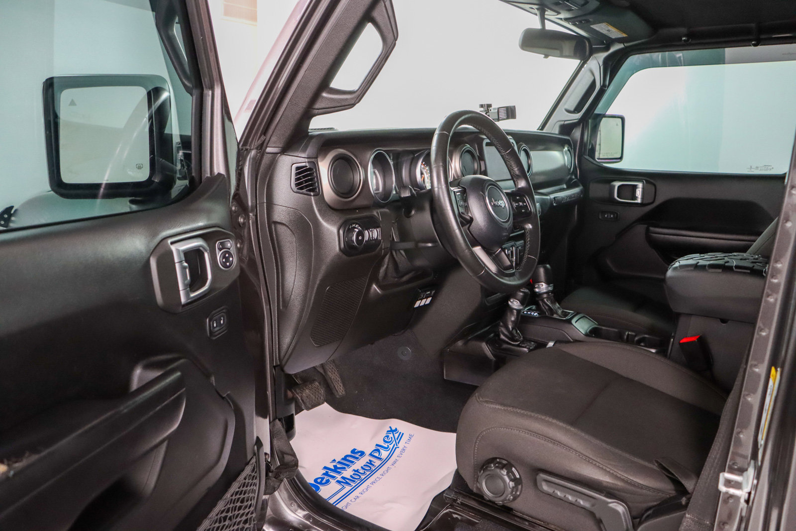 Used 2018 Jeep Wrangler Unlimited Sport S AWD/4WD image 3