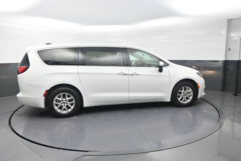 Used 2022 Chrysler Voyager LX FWD image 12