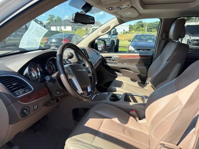 Used 2011 Chrysler Town & Country Limited FWD image 39