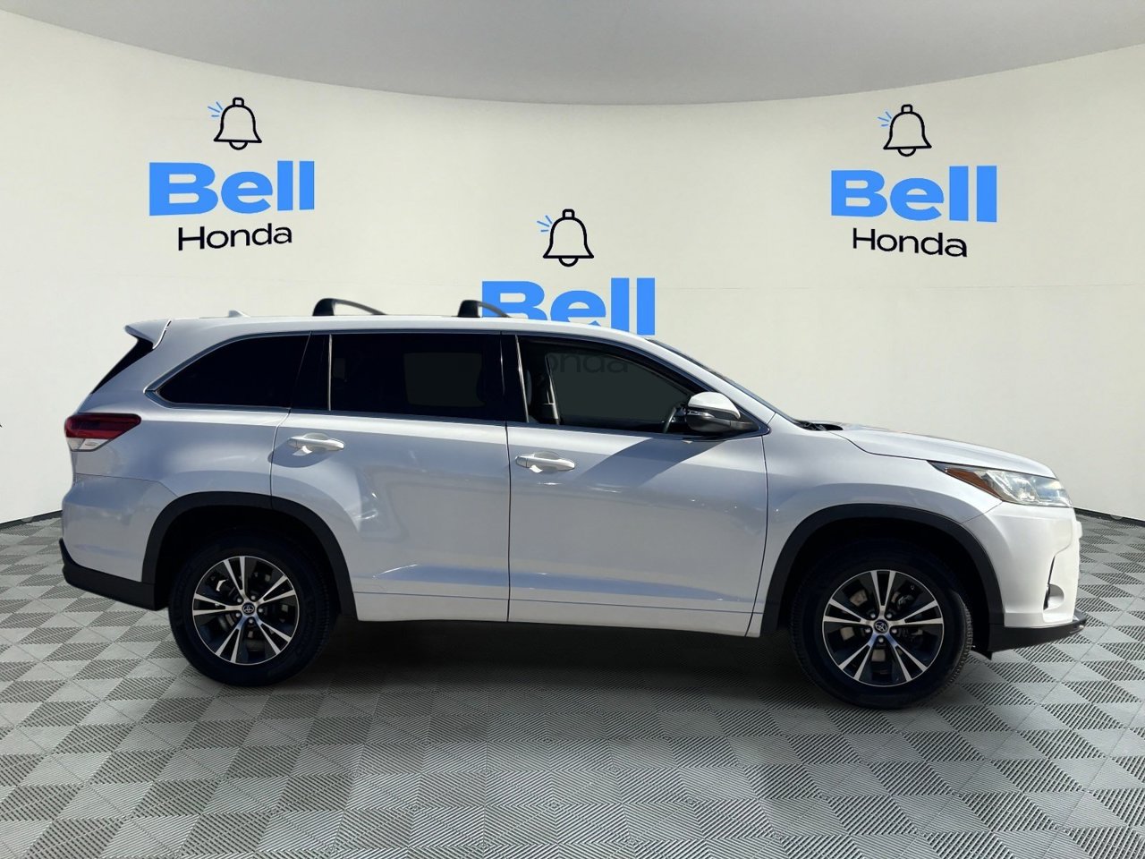 Used 2017 Toyota Highlander Plus w/ Carpet Mat Package FWD image 5