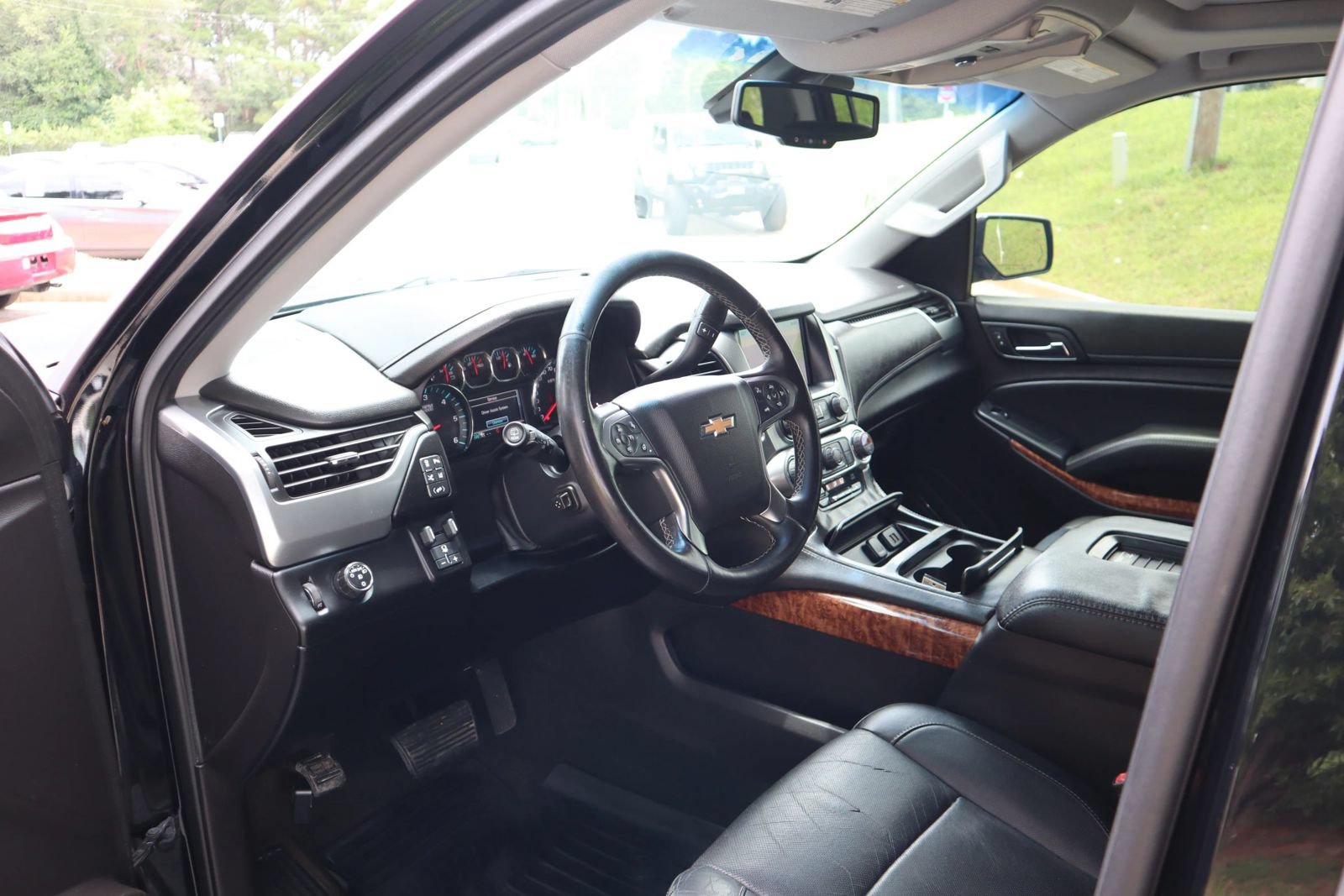 Used 2015 Chevrolet Suburban LTZ RWD image 8