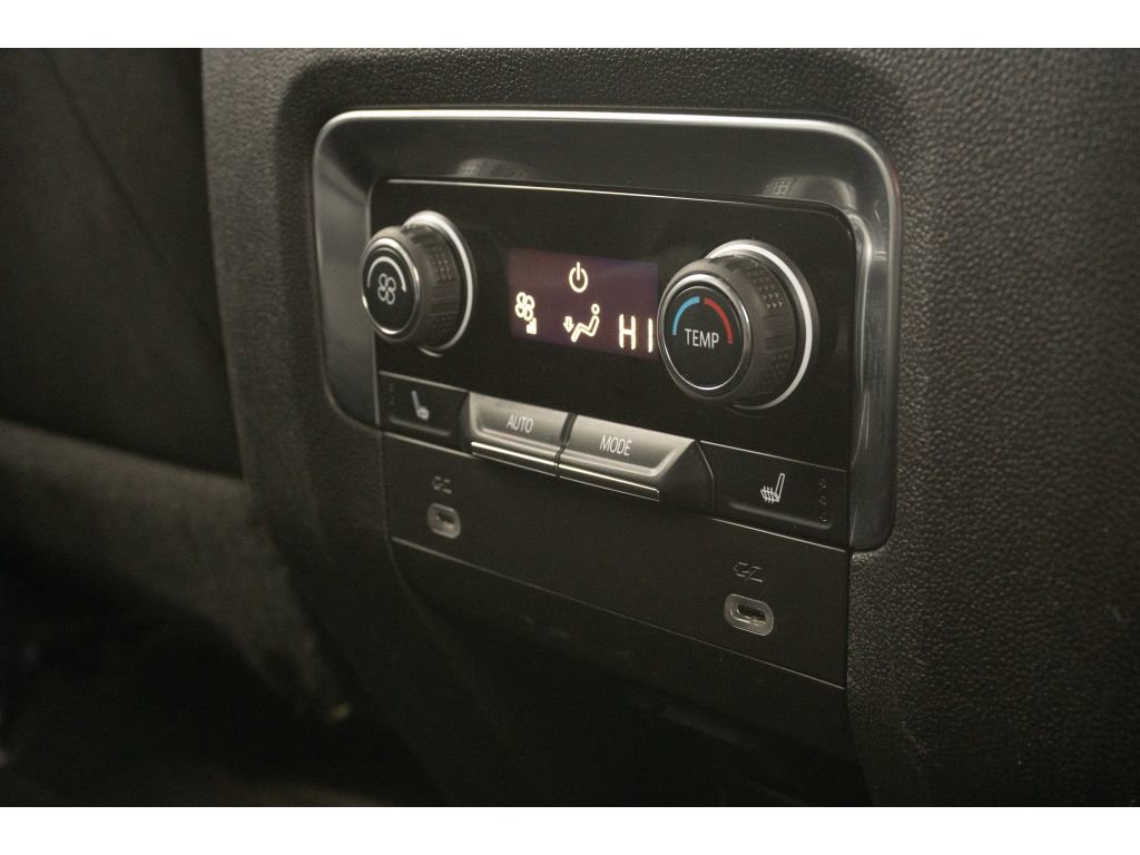 Used 2024 Chevrolet Suburban Premier AWD/4WD image 20