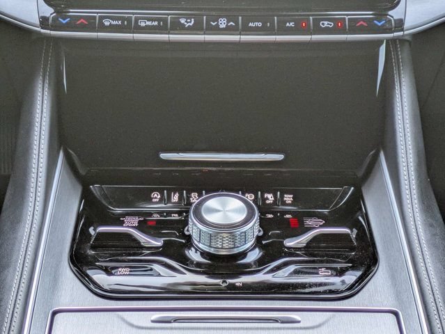 Certified 2025 Jeep Wagoneer Series III w/ HD Trailer Tow Package AWD/4WD image 21