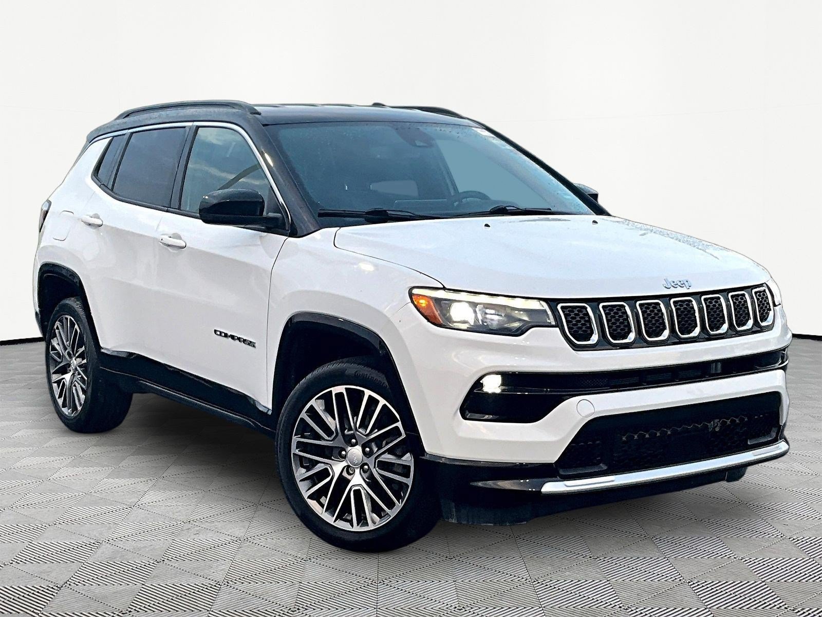 Used 2023 Jeep Compass Limited w/ Elite Group AWD/4WD image 3