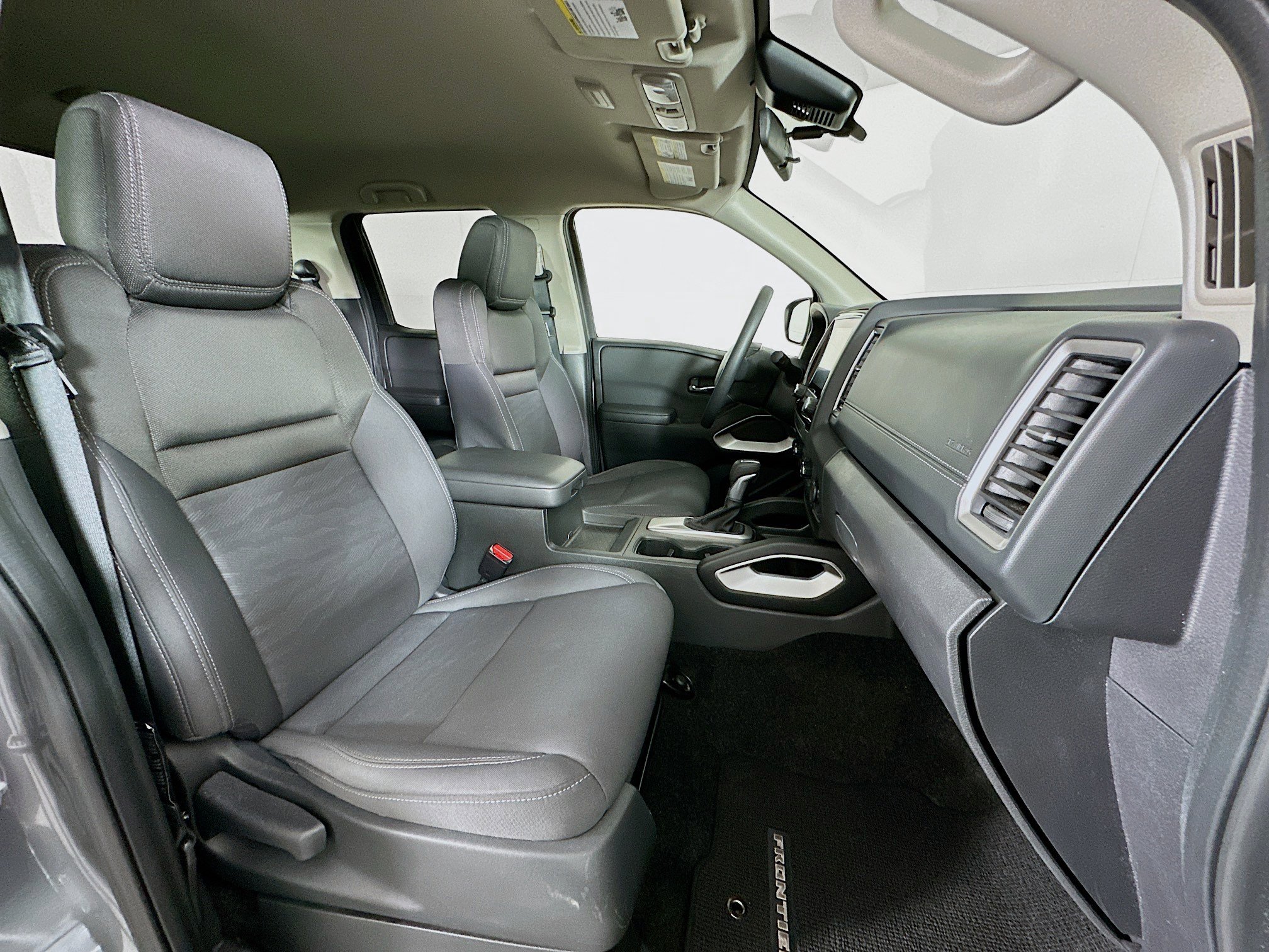 Used 2024 Nissan Frontier SV image 28