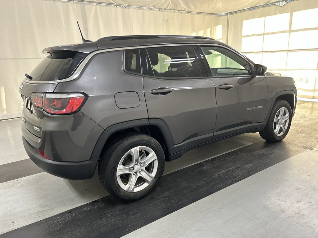 Used 2023 Jeep Compass Latitude w/ Convenience Group AWD/4WD image 2