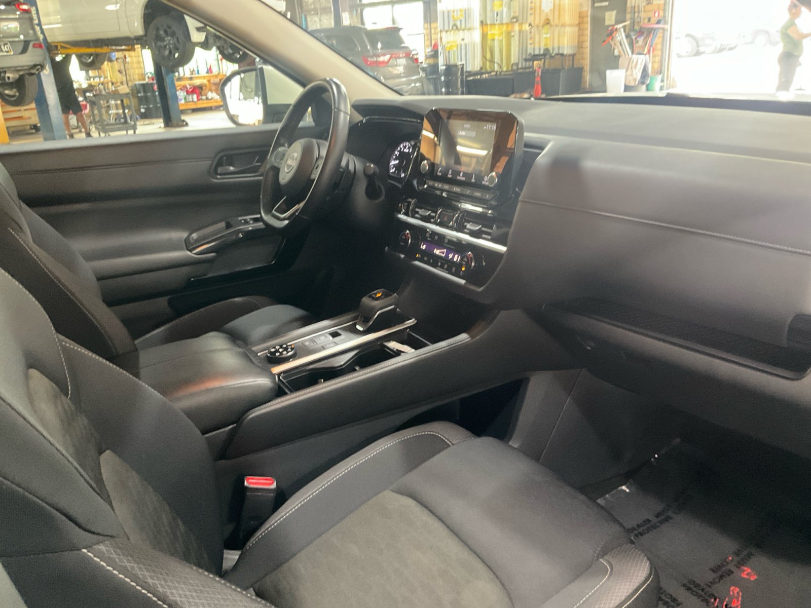 Used 2024 Nissan Pathfinder SV AWD/4WD image 18