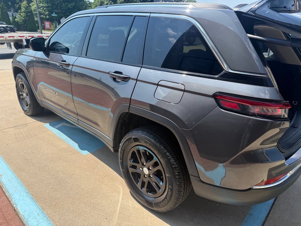 Used 2023 Jeep Grand Cherokee Laredo w/ Luxury Tech Group I AWD/4WD image 14